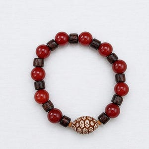 Bracelet de perles rouges et en bois