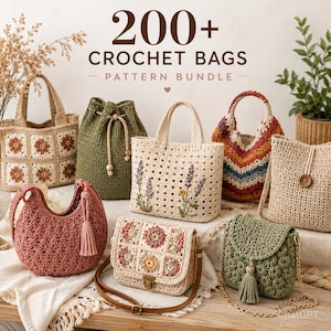 Puede incluir: Una colección de varios bolsos de ganchillo que incluye un bolso con cuadrados florales, un bolso verde con cordón, un bolso crema con bordado de lavanda, un bolso hobo de chevrón, un bolso con botón, un bolso hobo rosa empolvado y dos bolsos cruzados. Texto: 200+ CROCHET BAGS PATTERN BUNDLE.