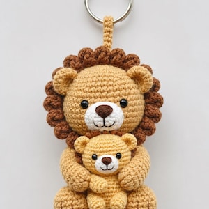Papa Lion and Cub Keychain, Crochet Father and Child Keepsake, Lion Pride Bag Charm, First Time Dad Gift, Matching Animal Keychain Set