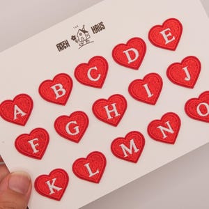 Hartvormige letter- en cijferapplicatie om op te strijken, geborduurd initiaalbadge in rood, zwart of wit.