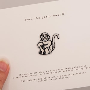 Toppa ricamata con scimmia seduta / Applicazione termoadesiva minimalista con disegno a linee (3,2x3,2 cm)