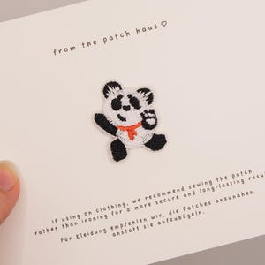 Parche bordado de panda bailando / Aplique termoadhesivo para bufanda naranja (3,6 x 3 cm)