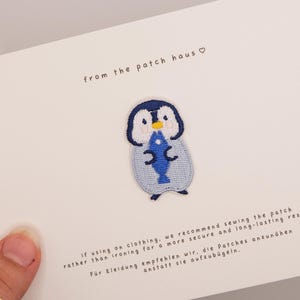 Geborduurde pinguïn met vispatch | Kawaii pooldieren opstrijkappliqué