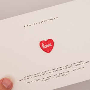 Parche bordado con corazón rojo y la palabra "Amor" / Aplique termoadhesivo con letras cursivas