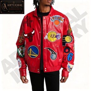 Puede incluir: Una chaqueta universitaria de cuero rojo brillante con una variedad de logotipos de equipos de la NBA y gráficos de baloncesto bordados en la parte delantera y las mangas. La chaqueta tiene cierre de botones a presión, puños y dobladillo acanalados.