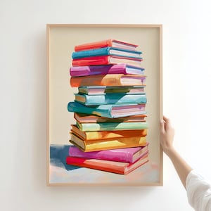 Könnte beinhalten: Ein gerahmter Kunstdruck mit einem vertikalen Stapel von Büchern in verschiedenen Farben wie Rot, Blau, Violett, Orange, Grün und Gelb. Die Bücher sind in einem malerischen Stil mit sichtbaren Pinselstrichen dargestellt, was eine strukturierte Komposition ergibt.