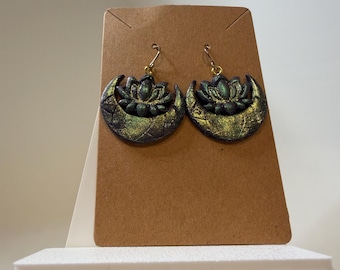 Pendientes colgantes artesanales • Pendientes colgantes de arcilla polimérica con diseño de luna de loto brillante