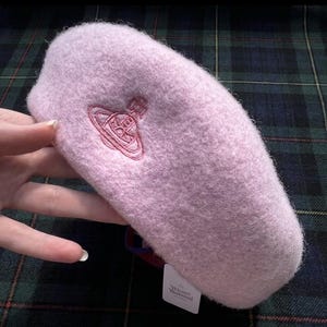Boina de Vivienne Westwood, gorro de lana rosa Sakura con bordado Nana Saturn Planet Orb Punk. imagen 1