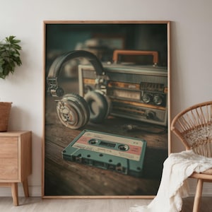 Może przedstawiać: Oprawiony wydruk ścienny przedstawiający radio w stylu vintage ze słuchawkami nausznymi oraz zieloną kasetę magnetofonową umieszczoną na pierwszym planie na drewnianej powierzchni. Scena oddaje nostalgiczny klimat sprzętu audio.