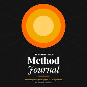 Peut inclure: Une couverture de journal noire avec un graphique central de cercles concentriques jaunes et orange. Le texte indique : THE MANIFESTATION Method Journal, 10 techniques, guided pages, 33-day tracker, Not a wish list. A practice. 369 Method, Scripting, et plus.