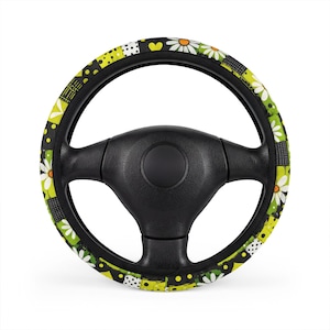Limegrönt rattskydd med prästkragar, lapptäcke med hjärtan och prickar i bilen, sött blomsterhjulskydd