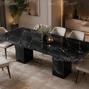 Pode incluir: Uma mesa de jantar retangular com tampo de mármore preto com veios brancos e duas bases de pedestal grossas de mármore preto a condizer. A mesa está rodeada por seis cadeiras estofadas com tecido bege claro e pernas de madeira escura.