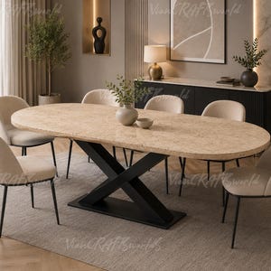 Puede incluir: Una mesa de comedor ovalada con un tablero de aspecto de piedra beige moteado y una base central de metal negro en forma de X, rodeada de seis sillas tapizadas de color crema con patas finas de metal negro sobre una alfombra neutra.
