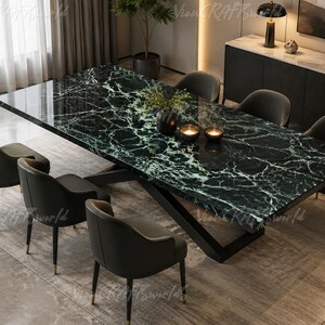 Pode incluir: Uma mesa de jantar retangular com um tampo de mármore verde escuro polido com veios brancos, apoiada por uma base de metal preto em forma de X. Seis cadeiras estofadas em cinza escuro com detalhes dourados nas pernas rodeiam a mesa.