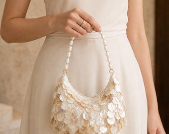 Avondtasje met Franse lovertjesschelp, portemonnee met parelketting, schoudertas bruiloftsgast onderarm