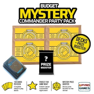Op de afbeelding: Budget Mystery Commander Party Pack met vier bruine enveloppen met gele labels, elk met een 100-kaarten Magic: The Gathering deck. Bevat een zwart Prize Booster pakket, een deckbox en informatieve iconen voor een spelletjesavond.