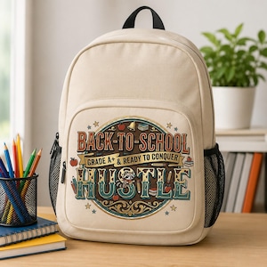 Könnte beinhalten: Ein beigefarbener Rucksack mit einem kreisförmigen Motiv und dem Text BACK-TO-SCHOOL GRADE A+ & READY TO CONQUER HUSTLE, verziert mit Illustrationen eines Waschbären, Äpfeln, Büchern und Stiften, sowie schwarzen Netzseitentaschen und einem Tragegriff.