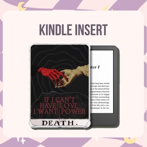 Może przedstawiać: Przezroczysta wkładka do czytnika Kindle z grafiką przedstawiającą czerwoną dłoń sięgającą ku bladej dłoni na czarnym tle. Tekst głosi IF I CAN'T HAVE LOVE, I WANT POWER oraz DEATH. Wkładka jest zaprezentowana na czarnym czytniku e-booków.
