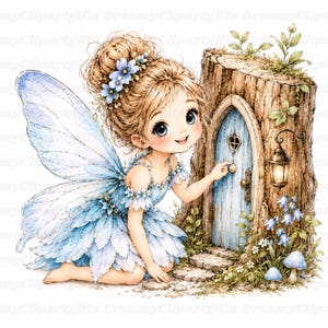 Pode incluir: Uma fada com cabelo loiro num coque adornado com flores azuis, vestindo um vestido de pétalas azuis e asas translúcidas, estende a mão para uma pequena porta azul arqueada num tronco de árvore. Inclui uma lanterna e flores azuis.