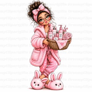 Peut inclure: Une illustration de dessin animé représentant un personnage portant un peignoir rose duveteux, un pantalon assorti à cœurs blancs et des chaussons lapin roses. Le personnage porte un bandeau rose avec un nœud et des lunettes, tenant un panier en osier rempli de flacons de soins roses étiquetés Glow Girl, Self Love et Good Skin Days, ainsi que des serviettes roses roulées.