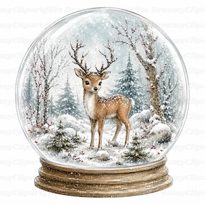 Può includere: Una palla di neve in vetro con un cervo marrone con le corna in un paesaggio forestale innevato con pini e rami spogli. La sfera poggia su una base circolare in legno e la scena all'interno è riempita di neve bianca che cade.