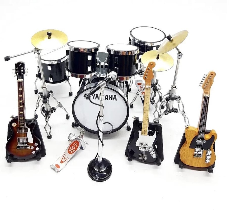 1:12 Miniature Musical Instrument Set, Mini Drum Kit Pearl Bass 6cm & 3 Mini Guitars with Stands, Handmade Music Dollhouse Miniature Replica Yamaha Full Set