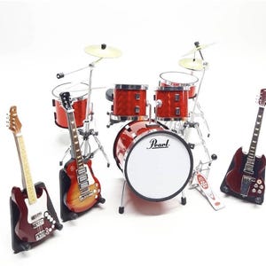 1:12 Miniature Musical Instrument Set, Mini Drum Kit Pearl Bass 6cm & 3 Mini Guitars with Stands, Handmade Music Dollhouse Miniature Replica Pearl Full Set, Red