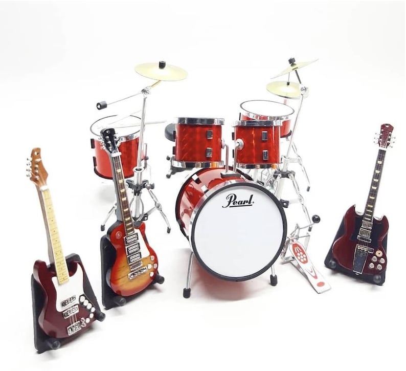 1:12 Miniature Musical Instrument Set, Mini Drum Kit Pearl Bass 6cm & 3 Mini Guitars with Stands, Handmade Music Dollhouse Miniature Replica Pearl Full Set, Red