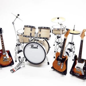1:12 Miniature Musical Instrument Set, Mini Drum Kit Pearl Bass 6cm & 3 Mini Guitars with Stands, Handmade Music Dollhouse Miniature Replica Pearl Full Set