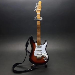 Handmade 25cm Miniature Fender Stratocaster Guitar Replica - Mahogany Wood Mini Electric Guitar Model with Adjustable Stand - Musician Gift Sunburst super