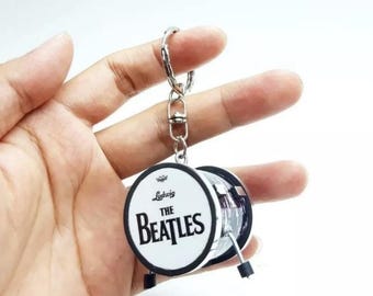 ミニチュアドラムキーホルダー - ドラマーや音楽愛好家のためのプレミアムバスドラムキーホルダー - 3.5cmのミニチュア楽器レプリカギフト