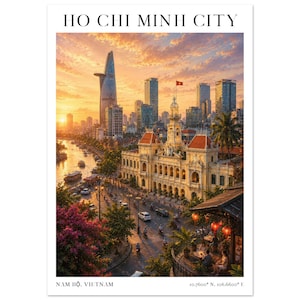 Könnte beinhalten: Ein vertikaler Wandkunstdruck mit einer Stadtansicht von Ho-Chi-Minh-Stadt, Vietnam, bei Sonnenuntergang. Das Bild zeigt das Rathaus, den Bitexco Financial Tower und Wolkenkratzer unter einem goldenen Himmel. Der Text lautet HO CHI MINH CITY, NAM BO, VIETNAM sowie die Koordinaten 10.7600 N 106.6600 E.