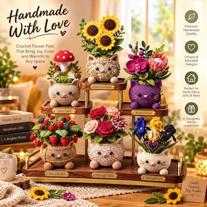 Puede incluir: Un soporte de madera de varios niveles con seis macetas de ganchillo con forma de gato. Las macetas contienen varias plantas de ganchillo, como girasoles, una seta, orquídeas, bayas, rosas e iris. Cada maceta tiene una etiqueta dorada.