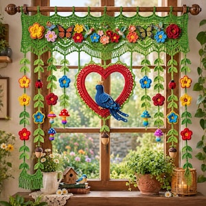 Puede incluir: Una cenefa de ventana tejida a ganchillo en verde con enredaderas colgantes, flores coloridas, mariposas, mariquitas, setas y bellotas. Un corazón rojo central de ganchillo enmarca un pájaro azul con corona, colgado de una barra de madera.