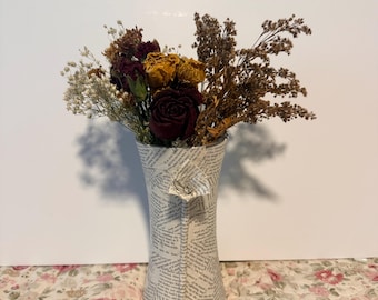 Jarrón personalizado hecho con páginas de libros recicladas, páginas de libros reales y flor de origami, decoración única para estantería.