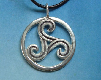 Triskelion in Sterling Silber 925 Anhänger. Amulett Handgemachtes keltisches Juwel Halskette Symbol der Energie