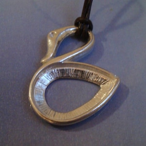 Schwan Anhänger Amulett Symbol der Schönheit und Reinigung spirituelles Juwel in 925 Sterling Silber Halskette mit Kordel Leder enthalten Charm