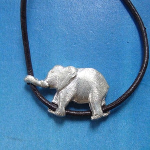 OLIFANT HANGER klein juweel massief 925 sterling zilver, amulet dierentotem symbool van kracht en familiebescherming ketting charme