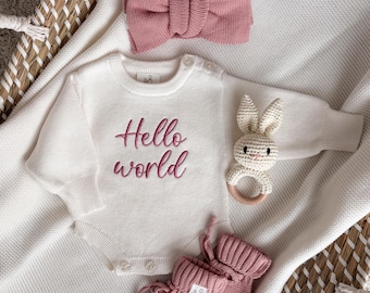 Completo personalizzato per neonato con tutina ricamata, scarpine e cappellino/fiocco per capelli.