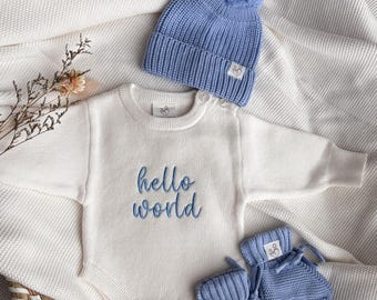 Completo personalizzato per neonato con tutina e scarpine ricamate, in cotone lavorato a maglia.