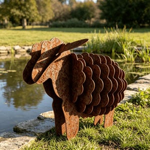 Könnte beinhalten: Eine dreidimensionale Skulptur eines Schafes, gefertigt aus mehreren ineinandergreifenden Metallplatten mit einer verwitterten, rostbraunen Oberfläche. Das Design zeigt gewellte Kanten, die die wollige Textur des Körpers darstellen.