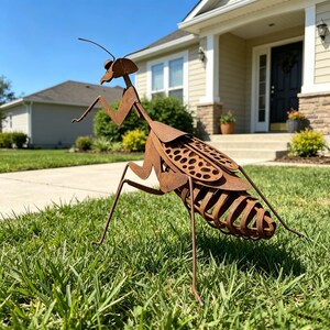 Scultura di insetto in metallo arrugginito, opera d'arte raffigurante una mantide religiosa, decorazione da giardino 3D in acciaio al carbonio, arte in metallo realizzata a mano.