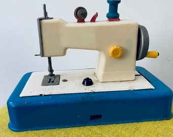 VINTAGE TOY SEWINGMACHINE