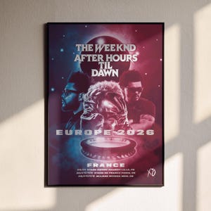Könnte beinhalten: Ein rechteckiges Konzertplakat für die The Weeknd After Hours Til Dawn Europe 2026 Tour in Frankreich. Das Design zeigt einen dunkelblauen und roten Farbverlauf mit zwei Porträts des Künstlers, einer zentralen Metallkugel und Tourdaten.