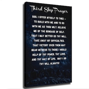 Könnte beinhalten: Ein rechteckiges Leinwandbild mit dem Third Step Prayer in weißem Text vor einem dunkelblauen und schwarzen Sternenhimmel. Am unteren Rand des Drucks ist die Silhouette dunkler Berggipfel unter einem kosmischen Nebel zu sehen.