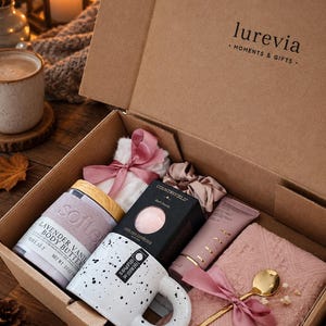 Mysig presentask till bästa vän | rosa självvårdspresentset för kvinnor | Födelsedagspresentask med kroppssmör, mugg, avkopplande wellnesspresent till mamma