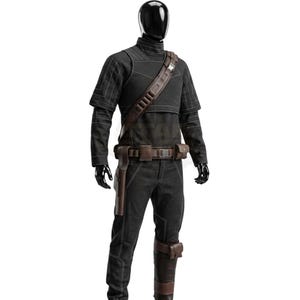 Pode incluir: Um conjunto de camisa de manga comprida e cal&ccedil;as pretas com costuras brancas, num manequim. O traje inclui uma al&ccedil;a de ombro em imita&ccedil;&atilde;o de couro castanho, um cinto utilit&aacute;rio com bolsas, um coldre e uma prote&ccedil;&atilde;o de perna castanha.