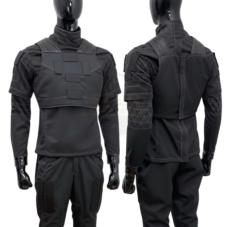 Puede incluir: Un conjunto de uniforme negro de estilo t&aacute;ctico que consta de una camisa de manga larga con cuello alto, una placa pectoral estructurada con parches rectangulares y pantalones a juego. Las mangas presentan un patr&oacute;n geom&eacute;trico de tri&aacute;ngulos.