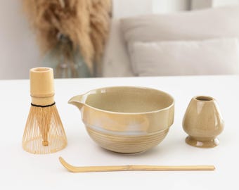 Set di ciotole per matcha in sabbia, set regalo matcha fatto a mano, chawan in ceramica beige, porta frusta giallo, set per la cerimonia del tè giapponese, regalo di Natale