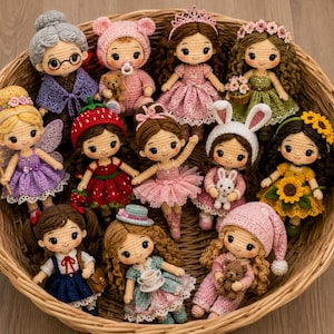 Può includere: Una collezione di dodici piccole bambole all'uncinetto disposte in un cesto intrecciato. Le bambole presentano vari abiti tra cui una fata, un costume da fragola, una ballerina, un costume da coniglio e un vestito da girasole con capelli in lana.